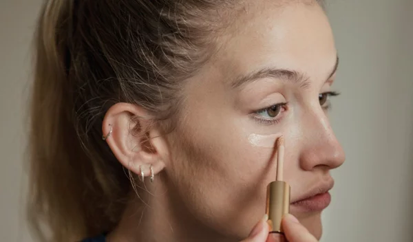 Εφαρμογή κονσίλερ: 3 μυστικά τρικ για να το βάλεις σωστά