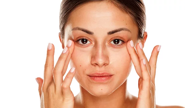 Πώς θα διατηρήσεις τα μάτια σου ενυδατωμένα όλο το καλοκαίρι