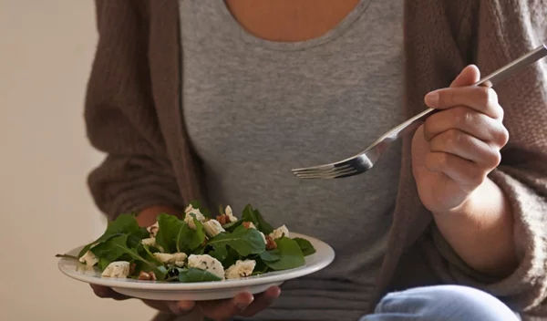 7 τροφές με «καλά» λιπαρά για να προσθέσεις στη σαλάτα