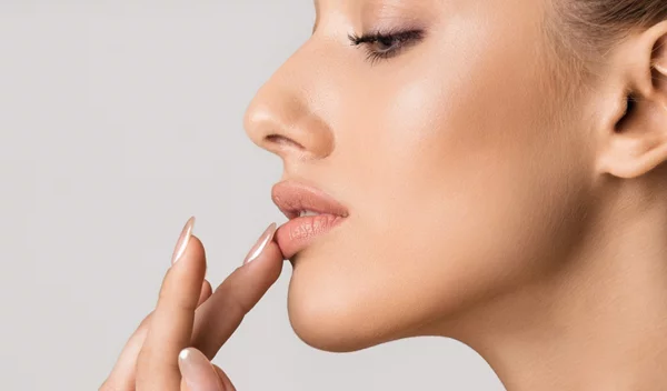 Φτιάξε μόνη σου τα πιο εύκολα lip scrubs για εξαιρετικά μεταξένια χείλη