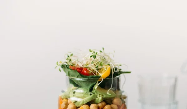 Σαλάτα με κινόα και σπανάκι σε βαζάκι