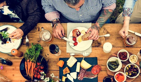 Θερμίδες στο εστιατόριο: Τι συστήνει η διαιτολόγος να τρώμε έξω;