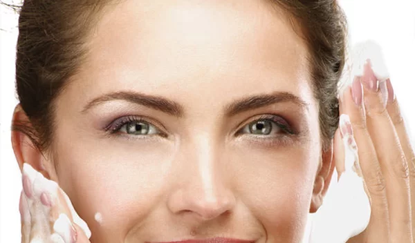 Πρέπει να χρησιμοποιείς δύο διαφορετικά καθαριστικά προσώπου;