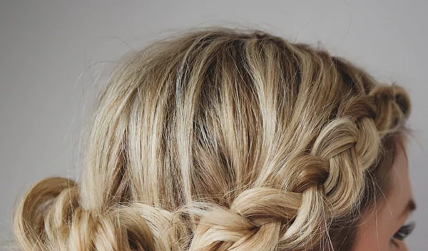 Βήμα βήμα: H τέλεια πλεξούδα και πώς με μία κίνηση γίνεται βραδινό χτένισμα