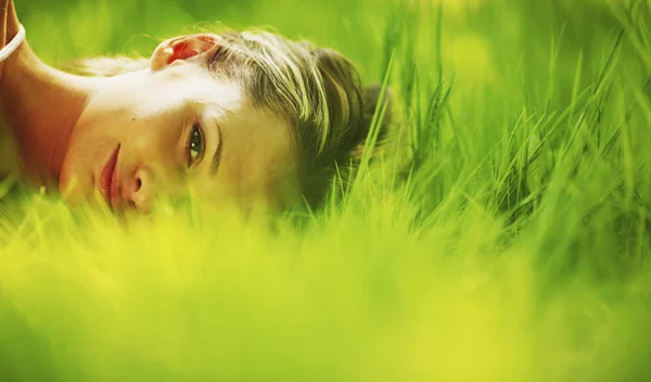 Ντομάτα για την ακμή &amp; ζάχαρη για το λόξιγκα; 7 εναλλακτικές θεραπείες που πιάνουν!