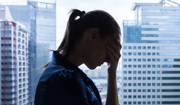 8 φυσικές λύσεις για τον πονοκέφαλο και την ημικρανία