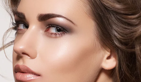 Πώς θα ξεπρηστούν τα μάτια γρήγορα (και 3 ακόμα τρικ για άλουστα μαλλιά και άλλα πρωινά άγχη)