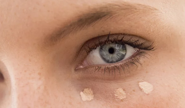 Πώς να βάζω concealer; To top μυστικό και η μέθοδος «ταπ ταπ ταπ»!