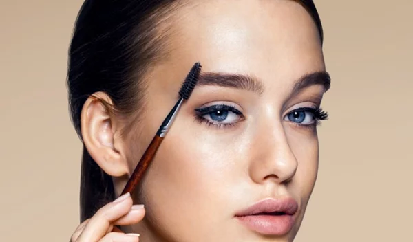 Πώς θα βάψω τα φρύδια μου; 4 συμβουλές για σωστό αποτέλεσμα