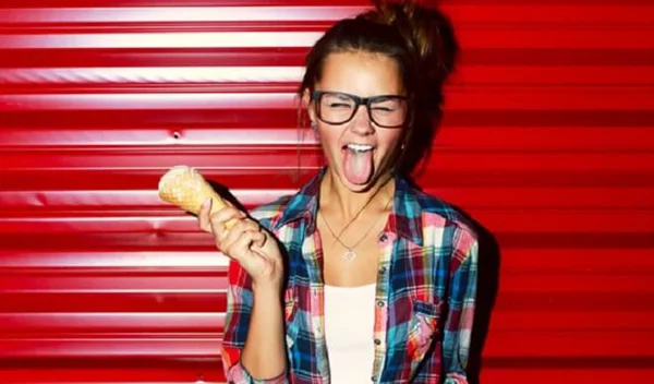 Τι είναι ο καθαριστής γλώσσας και πώς θα τον χρησιμοποιήσεις σωστά;