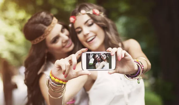 Πιο επικίνδυνες οι selfies από τους καρχαρίες [Έρευνα]