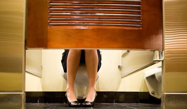 Ας μιλήσουμε ανοιχτά για την ακράτεια ούρων και τη θεραπεία της