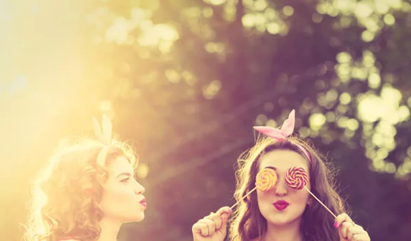 Πώς θα γίνω πιο κοινωνική; Οι τεχνικές για να είσαι στο επίκεντρο της παρέας