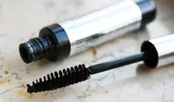 7 νέες μαύρες mascaras που αξίζουν μια θέση στο νεσεσέρ σου