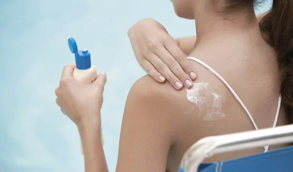 Τα καλύτερα αντηλιακά σώματος για γυναίκες άνω των 50