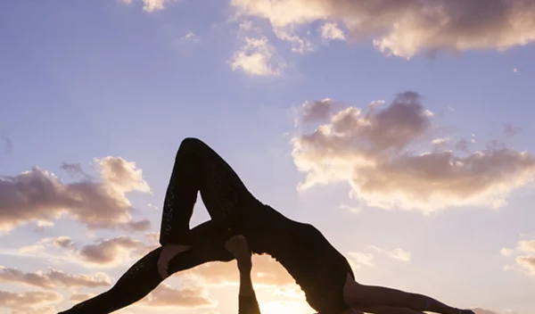 Το βίντεο που θα σε κάνει να ξεκινήσεις ακροβατική yoga!