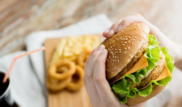 Οι χειρότερες τροφές για τον εγκέφαλο (γι' αυτό ξεχνάς διαρκώς)