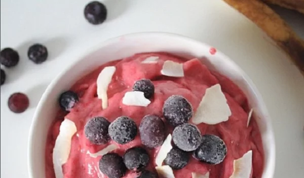 Ένα λαχταριστό smoothie bowl για να ξεκινήσεις σωστά την ημέρα σου