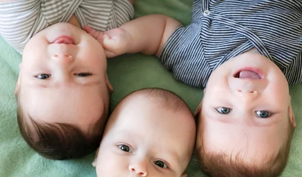 Πώς ντύνεις τρίδυμα ΚΑΙ ένα νήπιο; (Δύσκολα, είναι η απάντηση!) Δες το video και θα το διαπιστώσεις