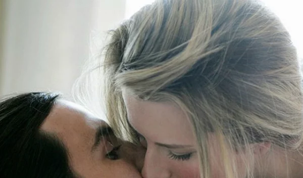 Τι λέει για τη σχέση σας ο τρόπος που φιλιέστε