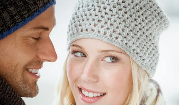 Γιατί κολλάς την ίωση του συντρόφου σου (ακόμα και όταν κοιμάσαι στον καναπέ)