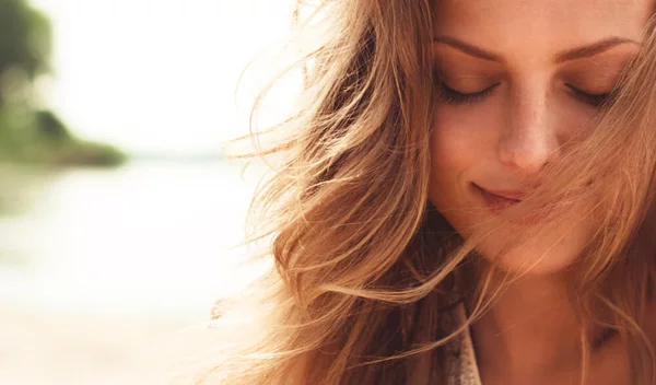 8 τρόποι να αποκτήσεις υπέροχα μαλλιά στον ύπνο