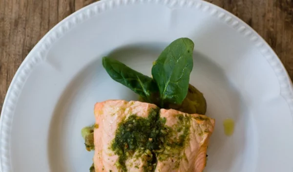 Φιλέτο ψαριού με πέστο μαϊντανού: Η τέλεια συνταγή για την Κυριακή των Βαΐων