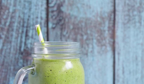 3 συνταγές για επίπεδη κοιλιά (το smoothie, το τοστ, η βρόμη)