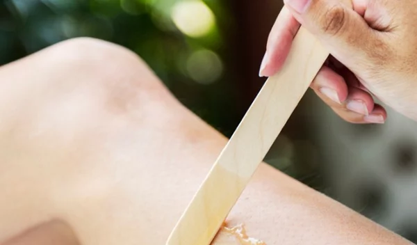 Ξυραφάκι, κερί ή λέιζερ; Ποια μέθοδο αποτρίχωσης να επιλέξεις και γιατί;