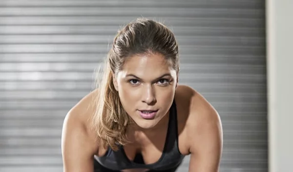 3 ασκήσεις για επίπεδη κοιλιά και σφιχτούς γλουτούς σε 10'