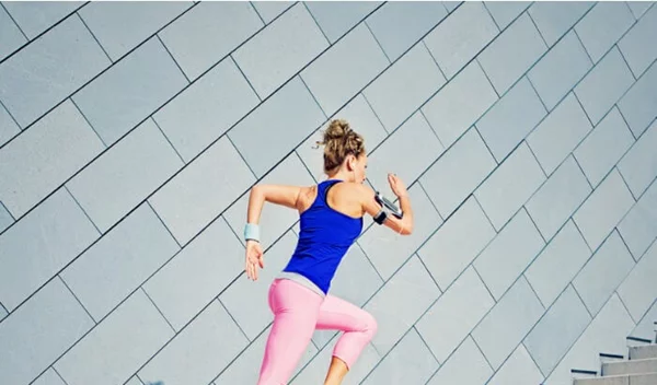 2 ασκήσεις για δυνατά πόδια με ένα λάστιχο πάνω στο στεπ