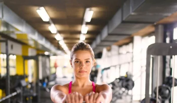 Άρση θανάτου με kettlebell: Η παραλλαγή που θα γυμνάσει κάθε μυ του σώματός σου