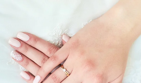 Νυφικά νύχια: 20 ιδέες για ένα ξεχωριστό αλλά διακριτικό μανικιούρ γάμου