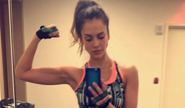 Έτσι «χτίζει» κορμί η Jessica Alba! (μάθαμε και το αγαπημένο της healthy πρωινό!)