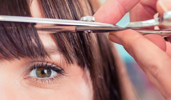 Μάκρυναν οι αφέλειες; Πώς μπορώ να τις κόψω μόνη μου στο σπίτι;