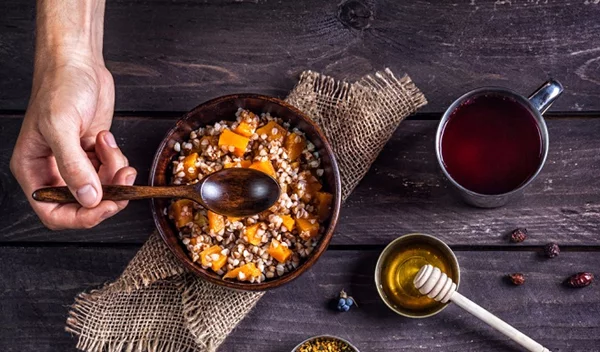 Γύρη, κολοκυθόσποροι και ζεστό νερό και άλλες τροφές για μαλλιά και επιδερμίδα