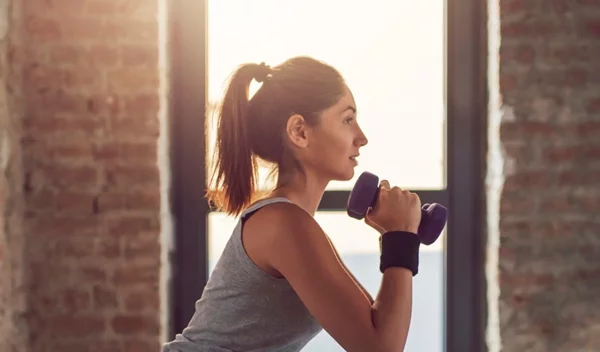 Τέλειοι γλουτοί σε 8 λεπτά; Αυτή είναι η άσκηση που μπορούμε να βάλουμε στο πρόγραμμά μας