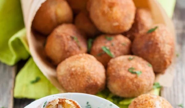 Κεφτεδάκια από ρεβίθια με σος γιαουρτιού