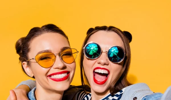 Η άκυρη ερώτηση της ημέρας: Μπορείς να κολλήσεις ψείρες βγάζοντας μία selfie με έναν φίλο σου;