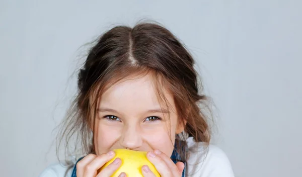 Πώς θα φάει φρούτα το παιδί και ποιο είναι το αγαπημένο φρούτο των παιδιών;