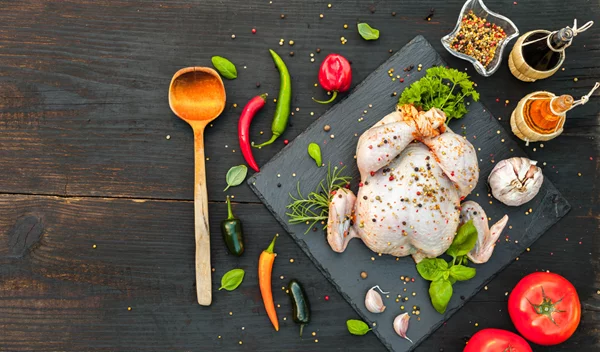 Να γιατί ΔΕΝ ΠΡΕΠΕΙ ποτέ να πλένεις το κοτόπουλο προτού το μαγειρέψεις