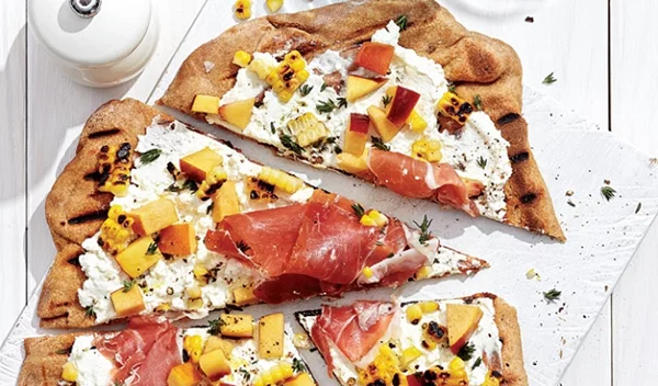 Light και τραγανή πίτσα με καλαμπόκι και ροδάκινο για ένα ελαφρύ καλοκαιρινό βραδινό