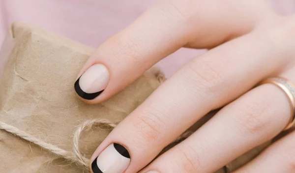 Γαλλικό μανικιούρ με χρώμα: 10 παραλλαγές που θα σε ενθουσιάσουν!