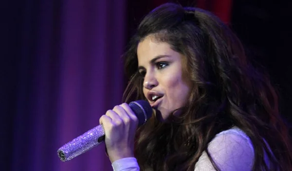 Selena Gomez: Η απάντηση στους επικριτές της για τις φωτογραφίες με μπικίνι που πρέπει να διαβάσεις