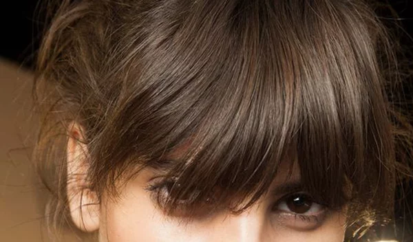 Αυτά είναι τα 5 καλύτερα κουρέματα για μεγάλο μέτωπο