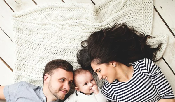 «Ανάδοχη Πρώτη Αγκαλιά»: Να πώς μπορείς να γίνεις ανάδοχος γονιός