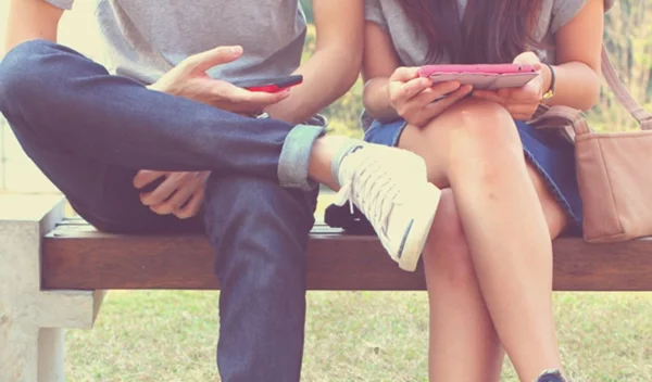 Τα πιο εκνευριστικά πράγματα που κάνουν τα ζευγάρια στο Facebook