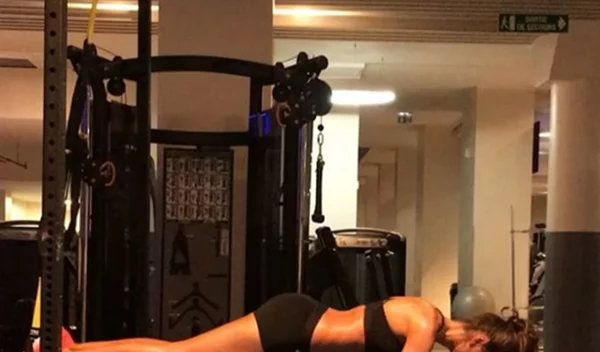 Είσαι fitness pro; Δοκίμασε αυτή την άσκηση με ιμάντες TRX και πλειομετρικό κουτί