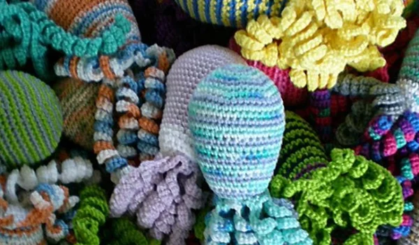 Παγκόσμια Ημέρα Προωρότητας: Τα πλεκτά χταποδάκια δώρο για τα... βιαστικά μωρά!