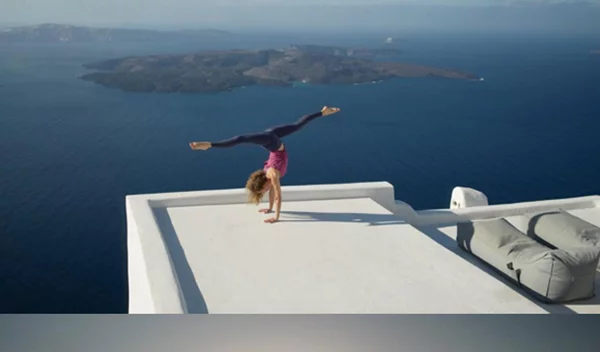 Mία yogi στη Σαντορίνη: Οι φωτογραφίες θα σε ενθουσιάσουν (να πώς θα ξεκινήσεις yoga)!